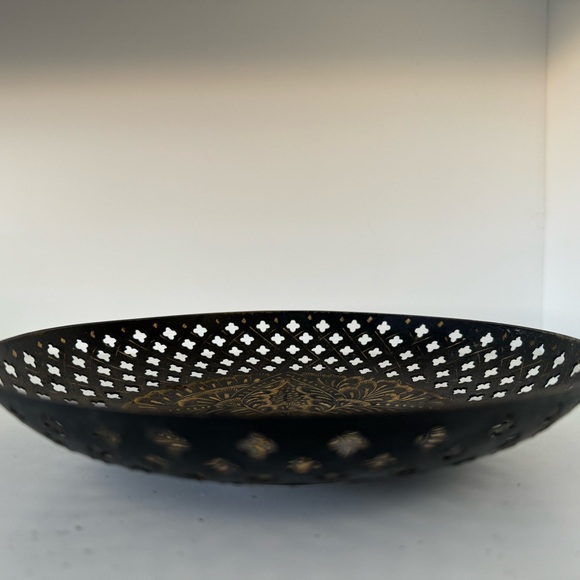 Quatrefoil punched, brass etching inside 1” pedestal - Picture 3 of 4